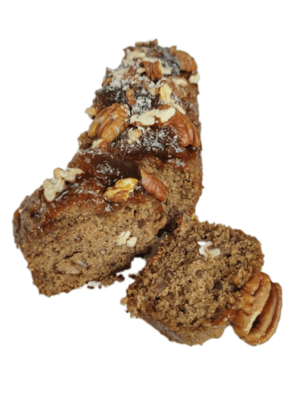 Budín con algarroba, trozos de higo y pecán activado y tostado.